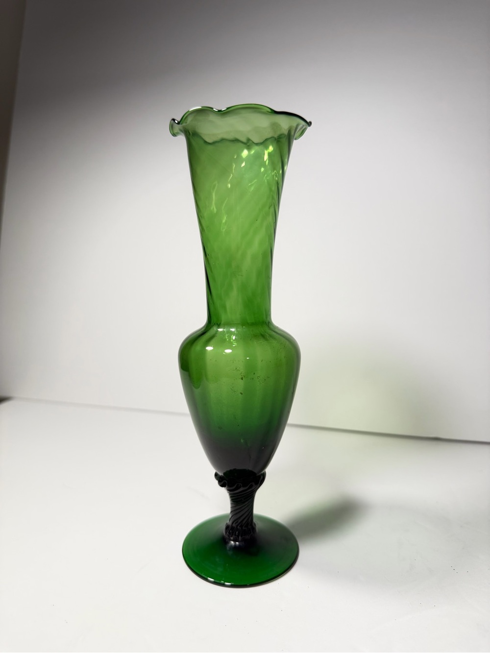 Vintage L.U.V. Import Green Art Glass Vase Taiwan Ruffled Rim Footed 7.5”